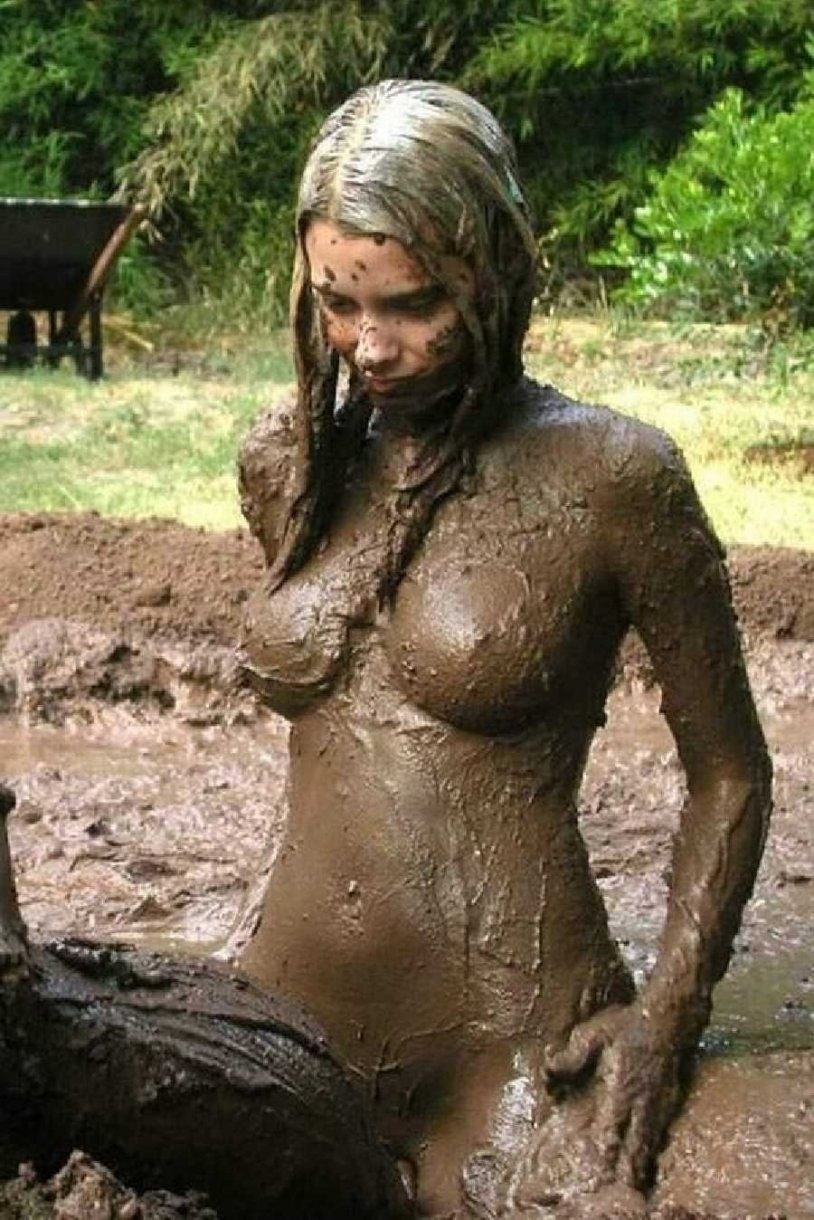 Голые грязные на природе
