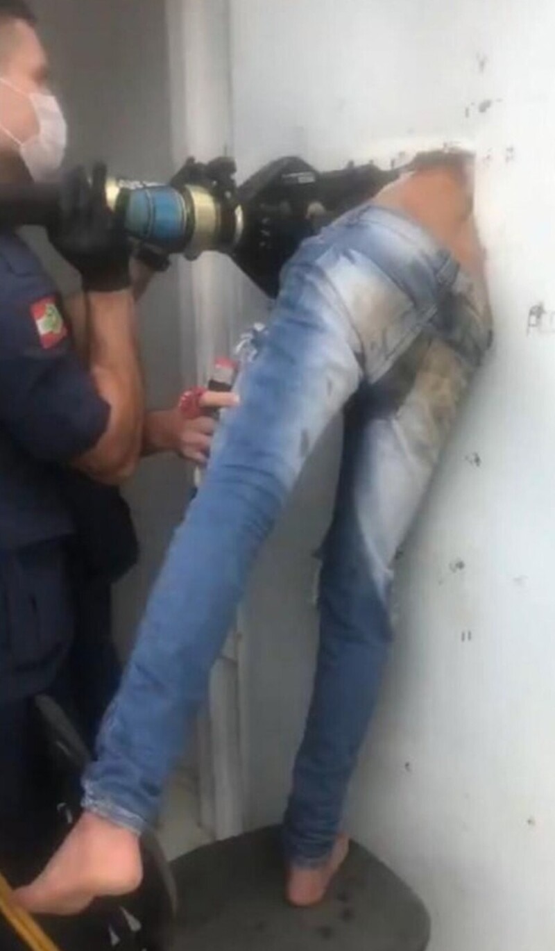 Город48 девочка застряла ногой в трубе