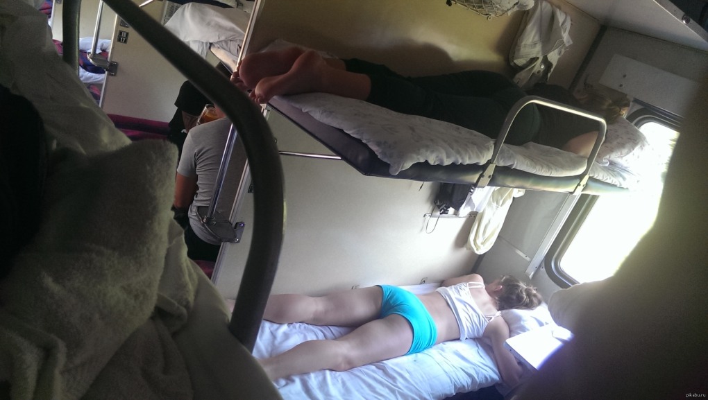 Девушки без трусиков в поезде