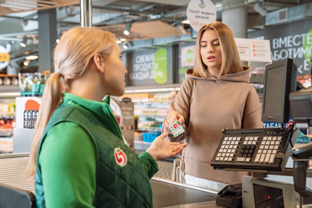 Продавец беседует с покупателем