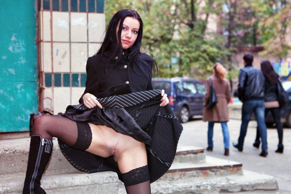 Зрелые в чулках на улице без трусов