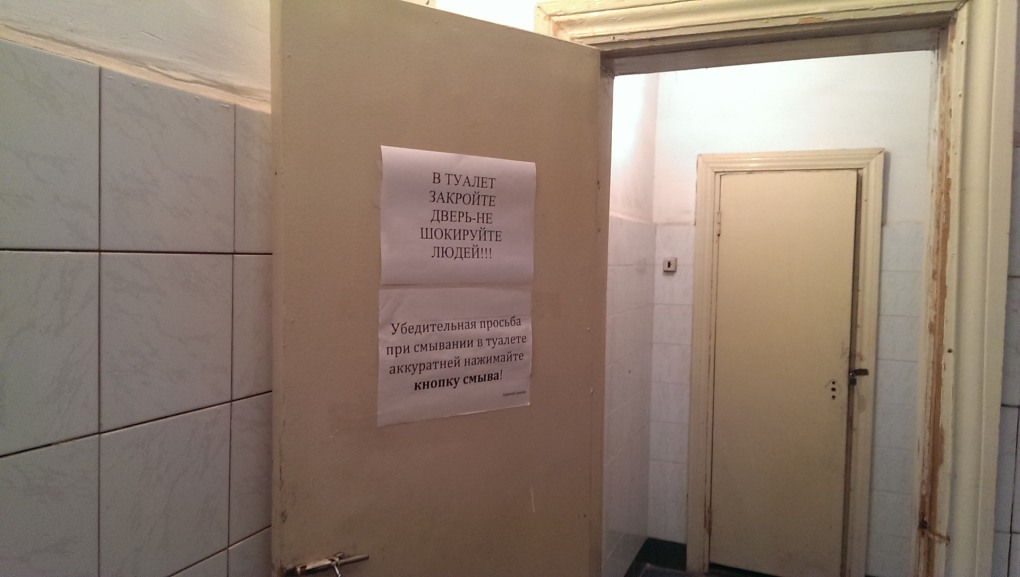 Голая пара перед зеркалом