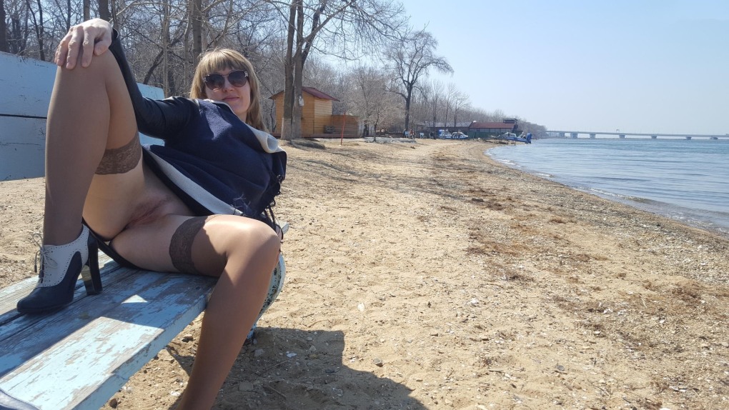 Женщина в кофте и без трусов на процедуре