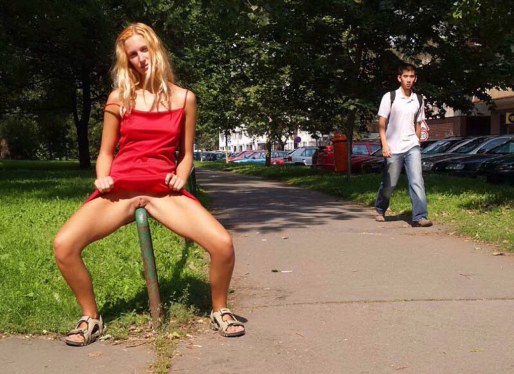 Голая женщина гуляет на улице