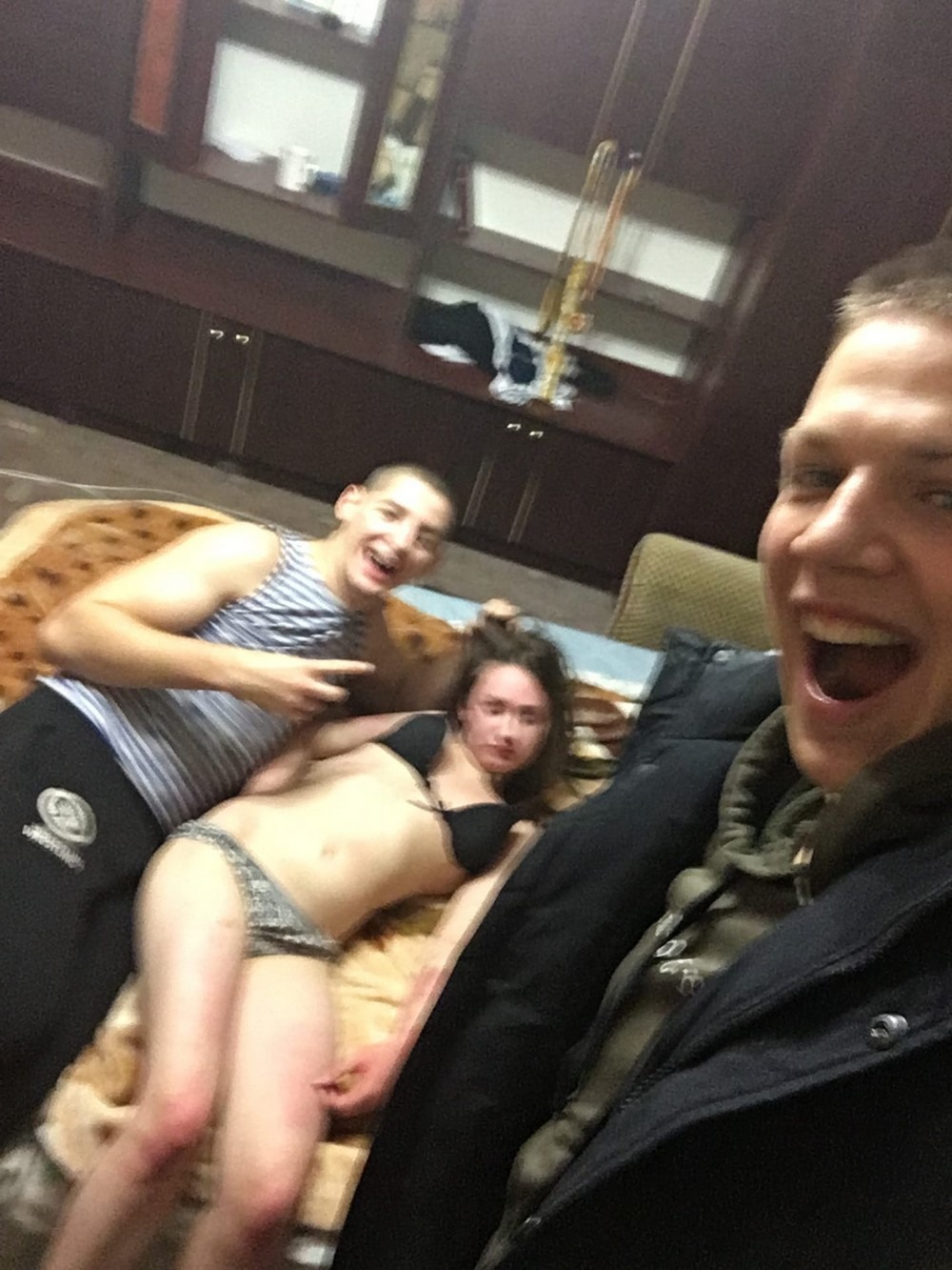 Подрочил на спящую на вписке