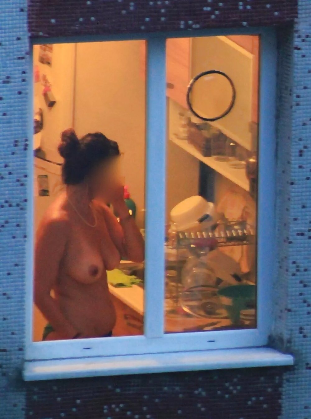 Голая женщина через окно