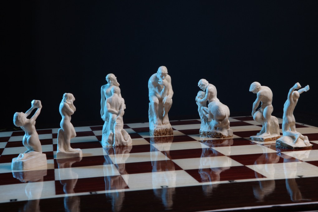 Пожилая женщина играет в шахматы картинка