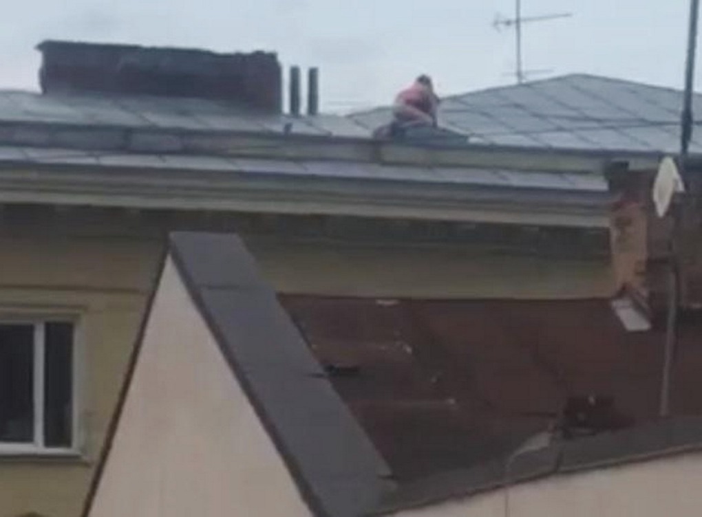 Девки голышом на крыше с женой