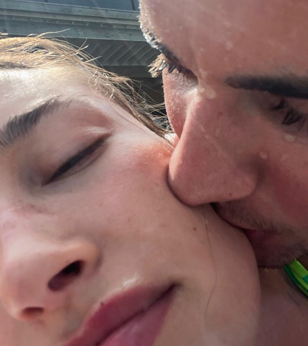 Хейли Болдуин на подиуме