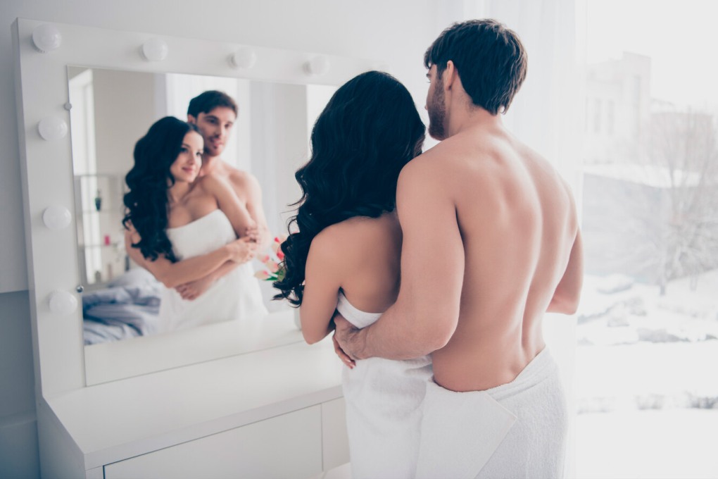 Занимаются любовью перед зеркалом