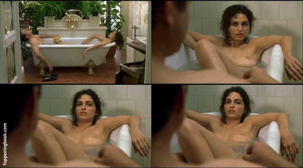 Эммануэль Шрики сиськи