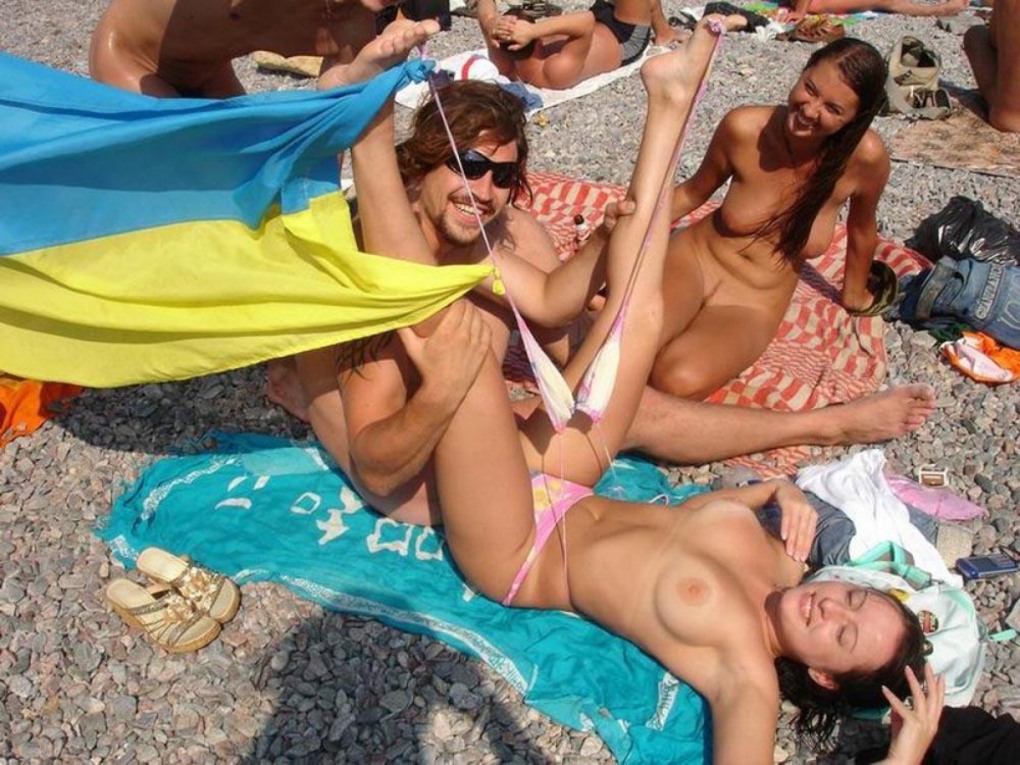 Дикий пляж девчонки голые