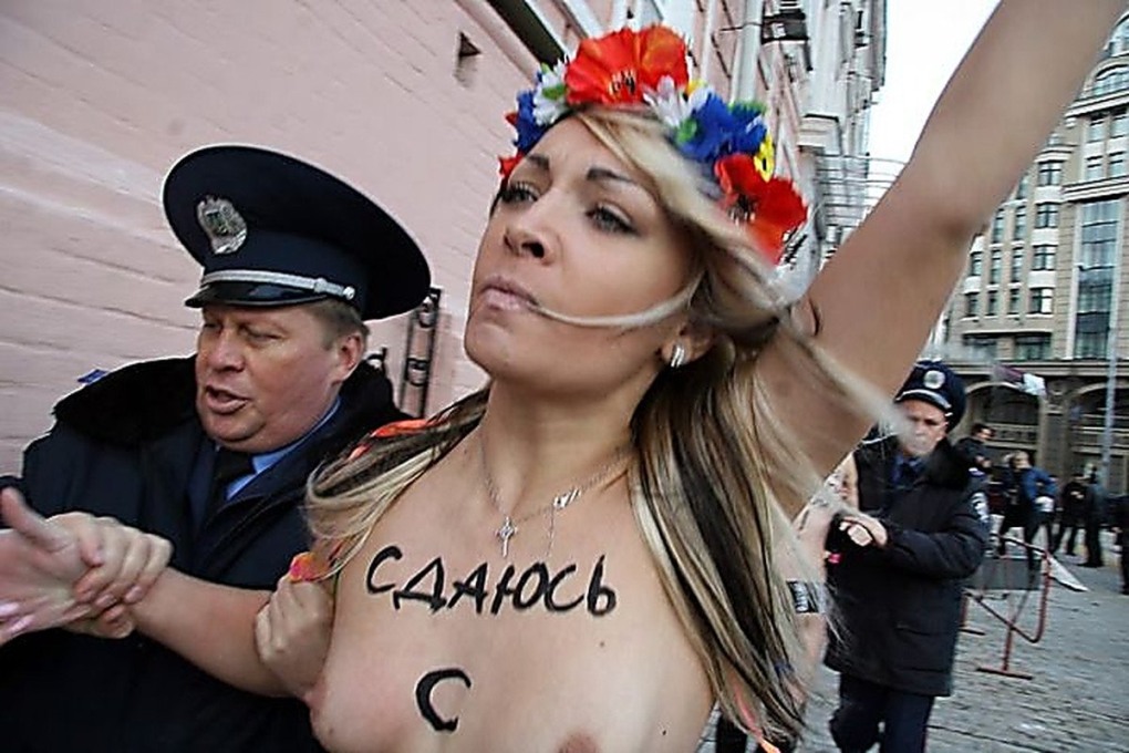Исландии феминистки оголяют грудь