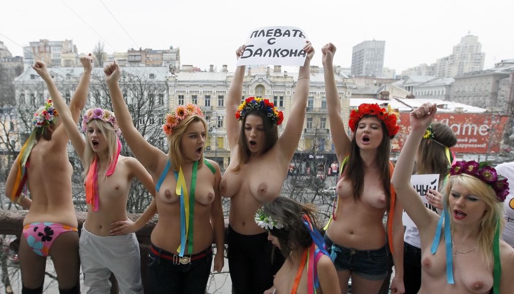Фемен сиськи Лукашенко