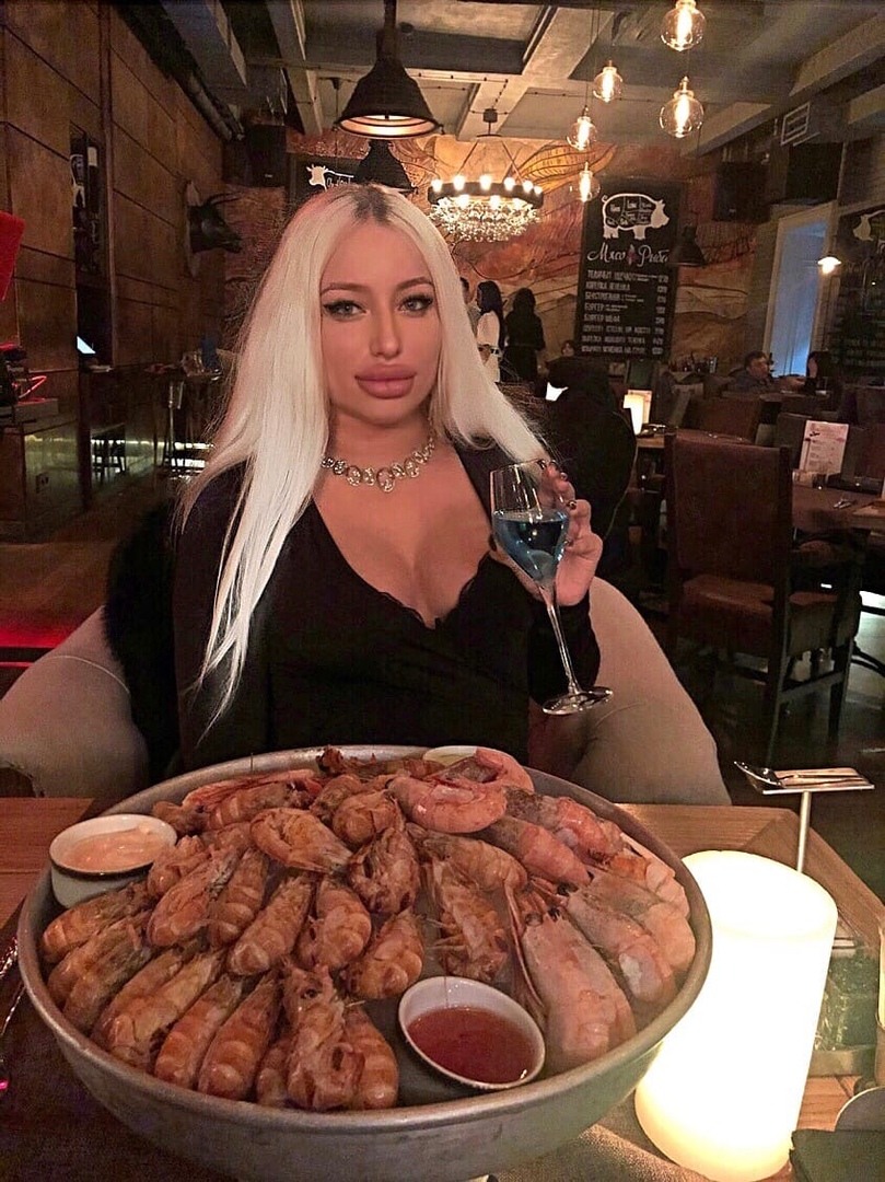Силуэт бежащей девушки