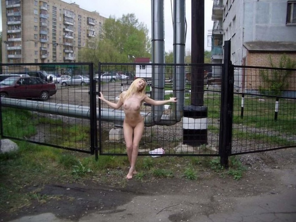Голая гуляет по квартире