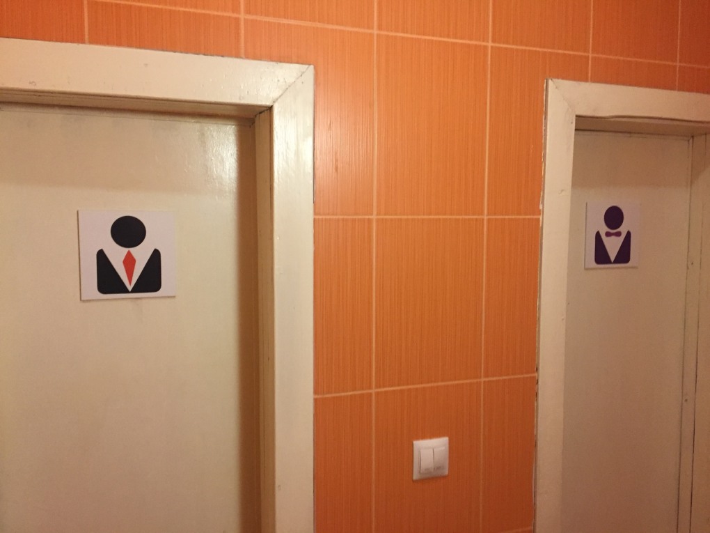 Девочка в туалете