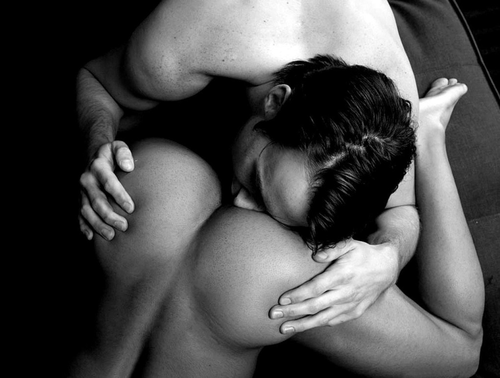 Голые поцелуй в попу лесби