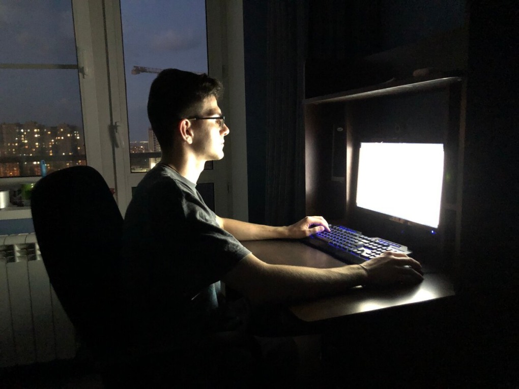 Выебал двух девушек играющих в приставку