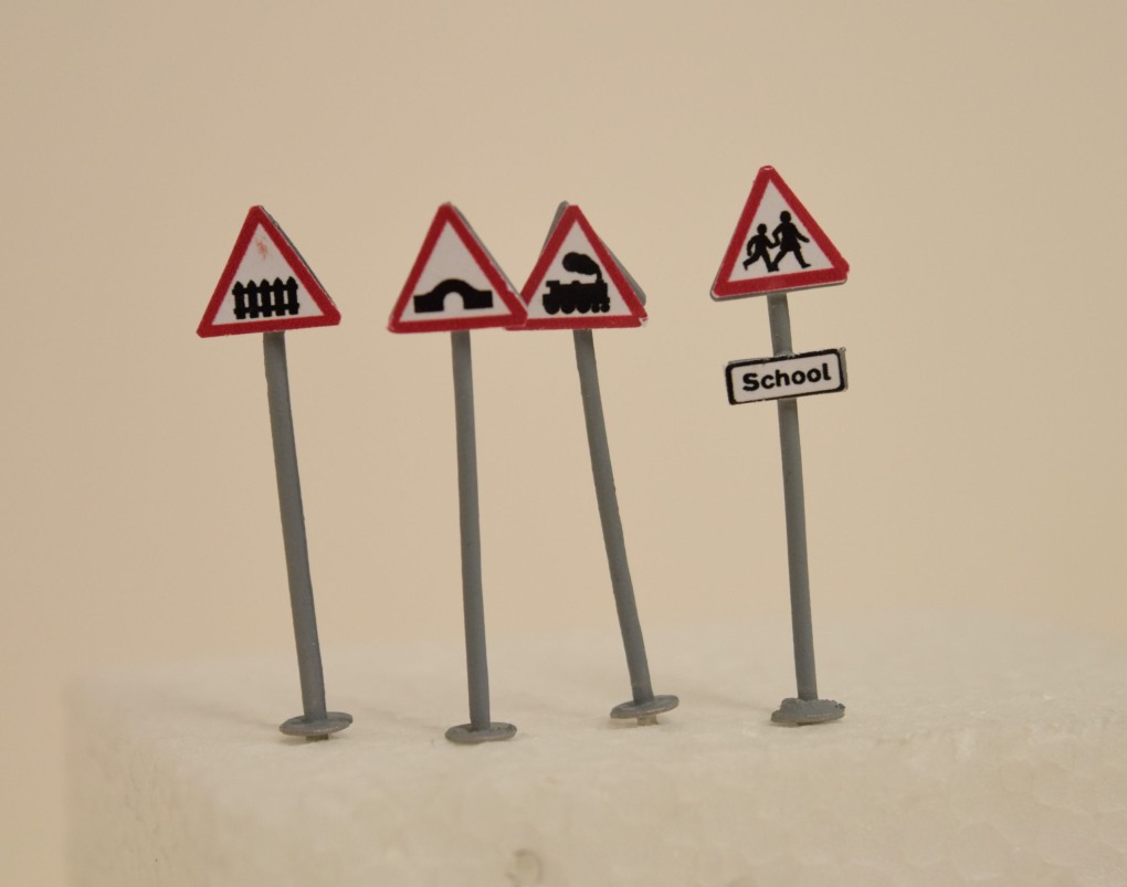 Дорожные знаки со стойкой