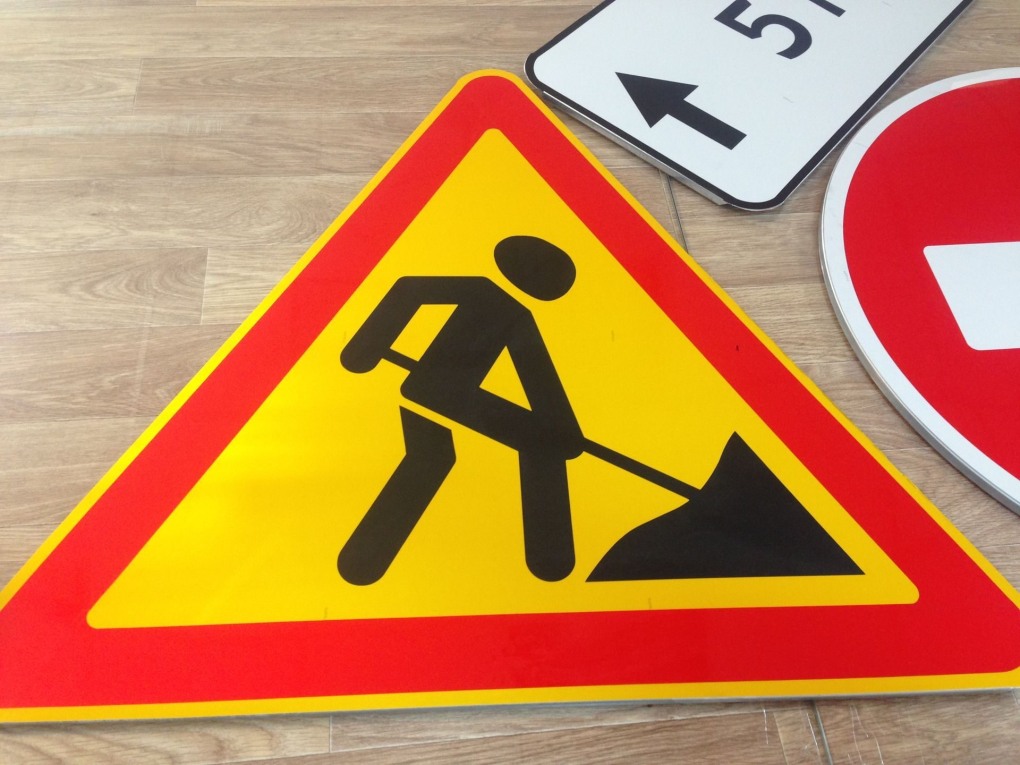 Дорожный знак на протяжении