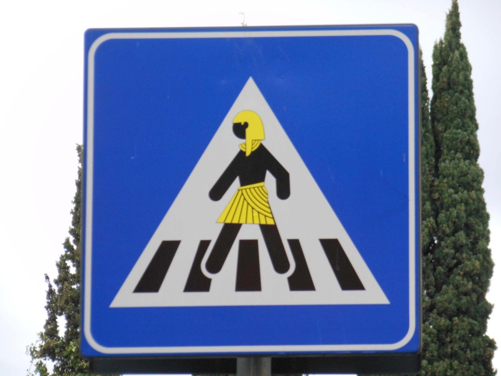 Дорожные знаки на деревянных кругляках