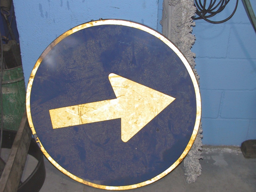 Жёлтый треугольник знак дорожного движения