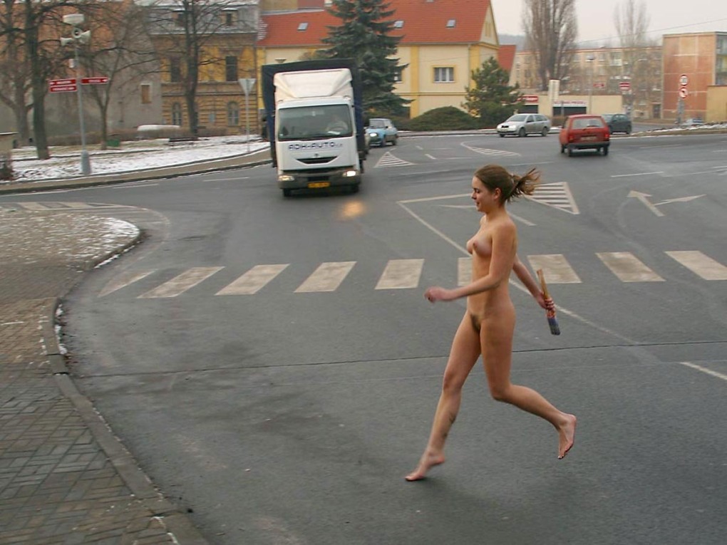 Девушки бегают голышом
