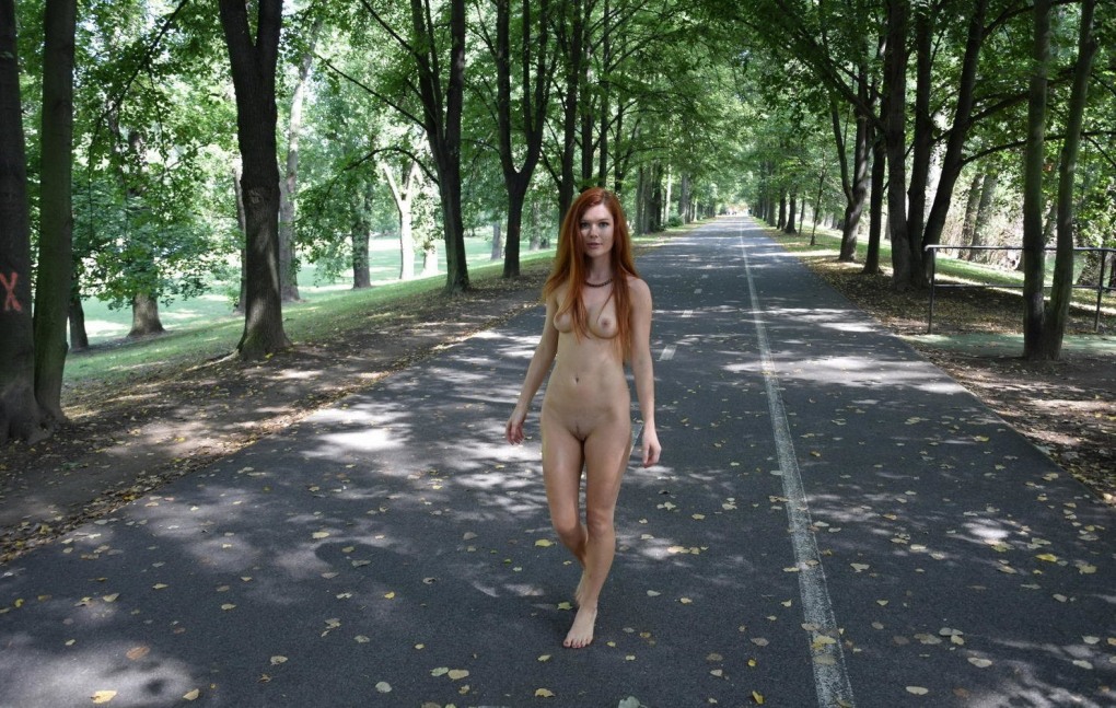 Девушка без трусов на дороге