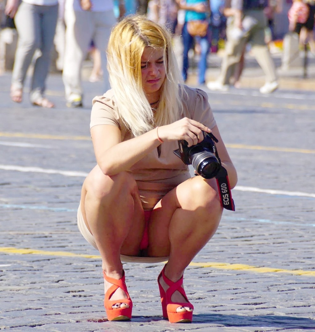 Без трусов перед гостями