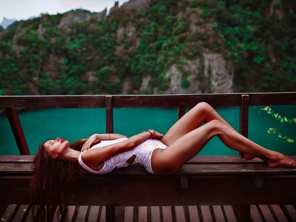 Рыжая девушка танцует