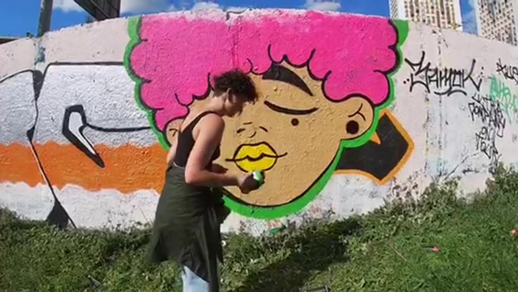 Убегающая девушка в платье