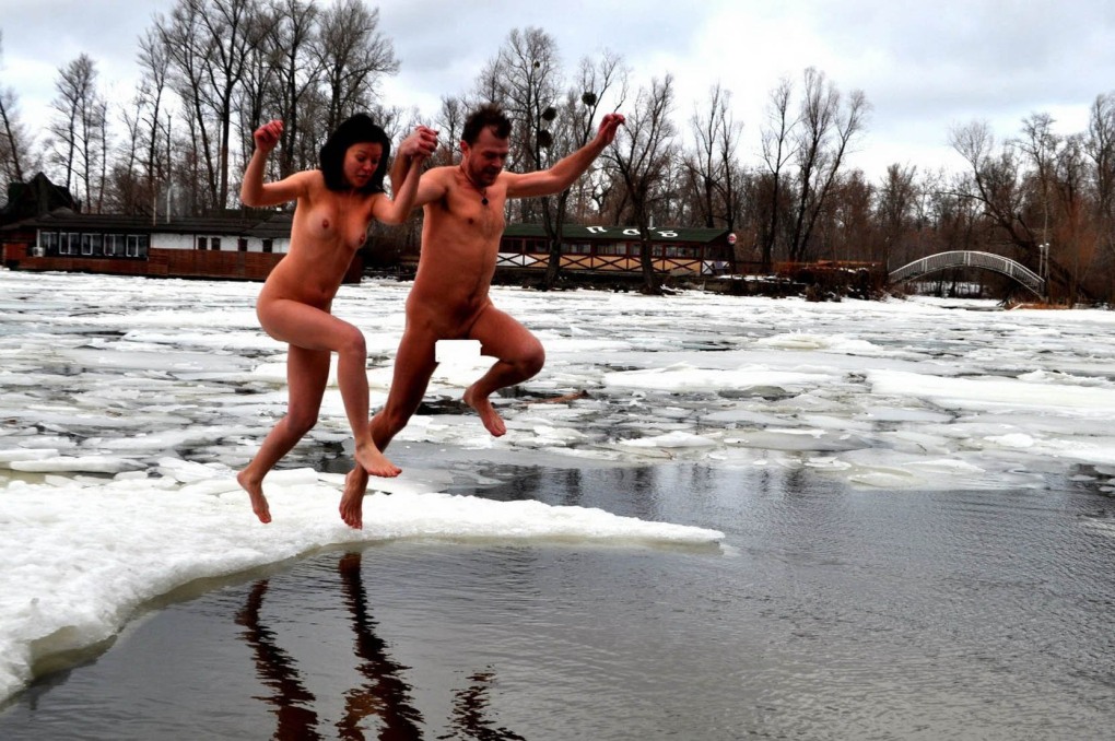 Голые женщины купаются в проруби