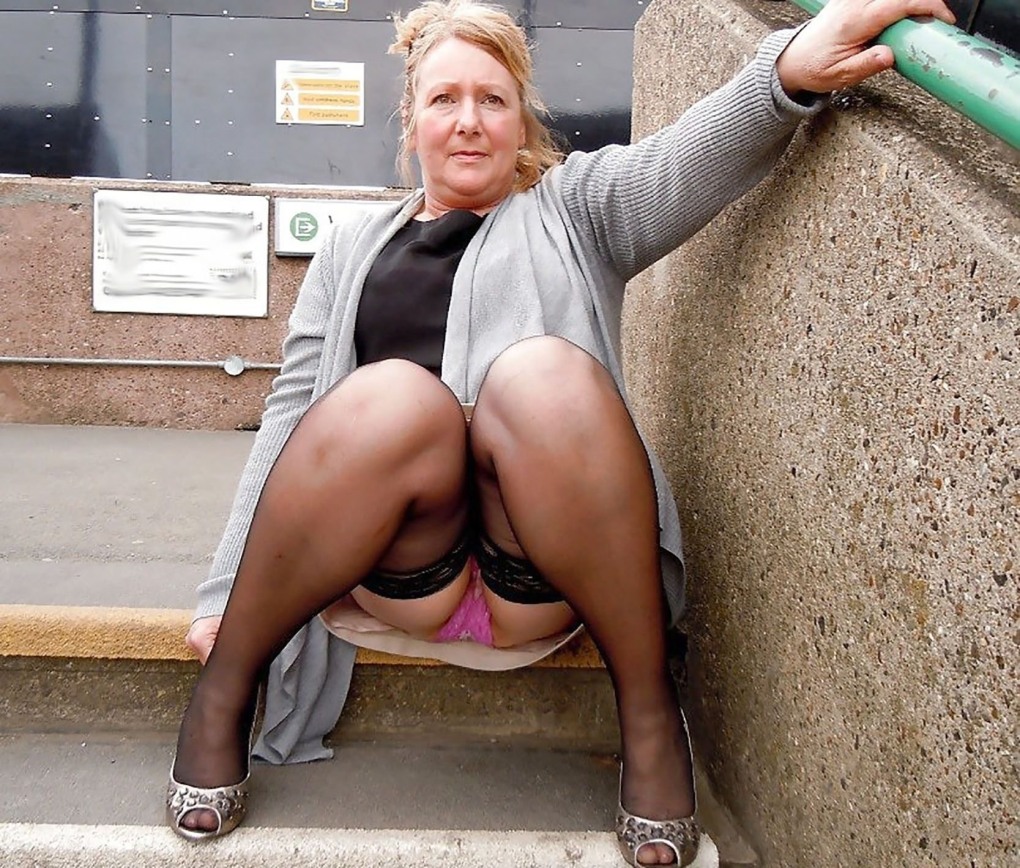 Старухи под юбкой без трусов