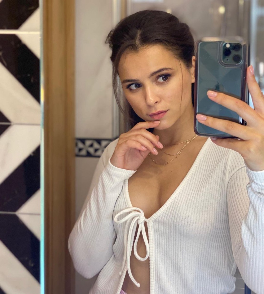 Голая позирует фотографу
