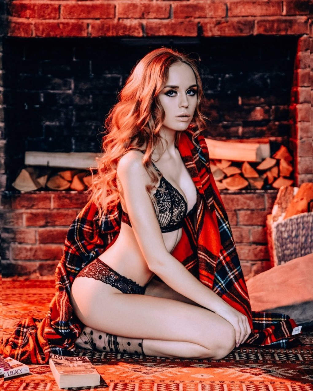 Голая Милана на Красном фоне голая