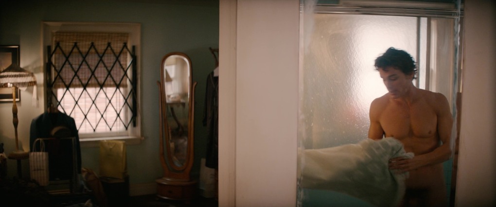 Мэтт Бомер раздевается видео