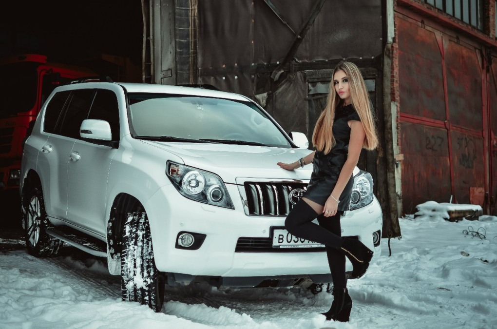 Девушка на капоте