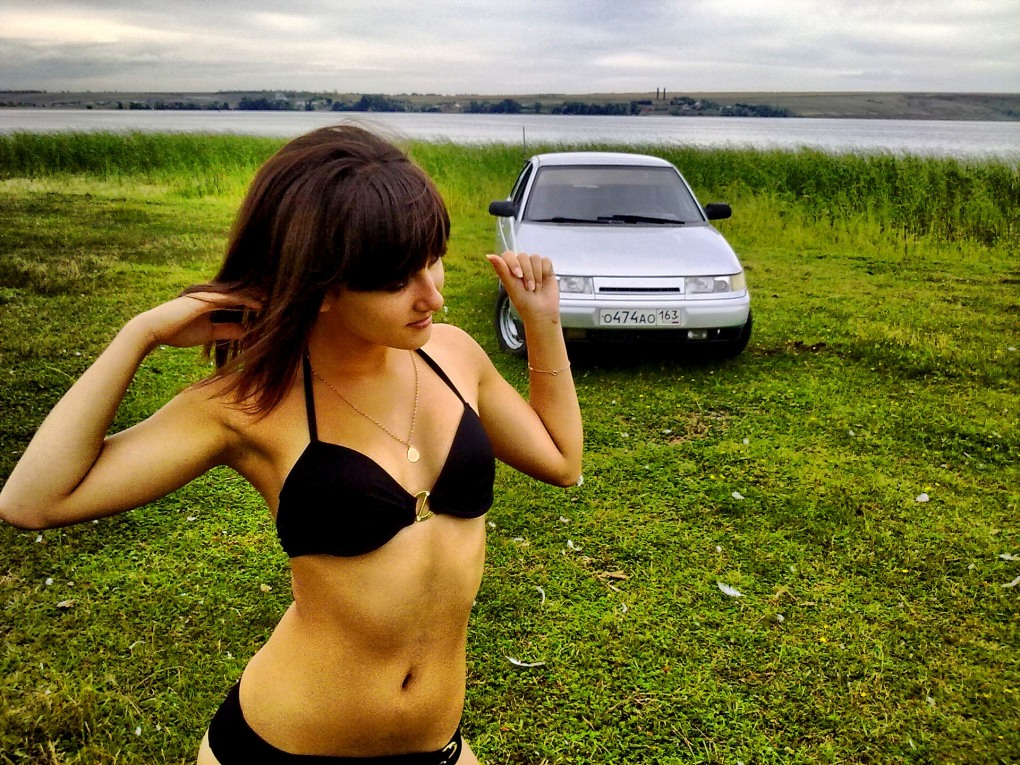 Разделась около машины