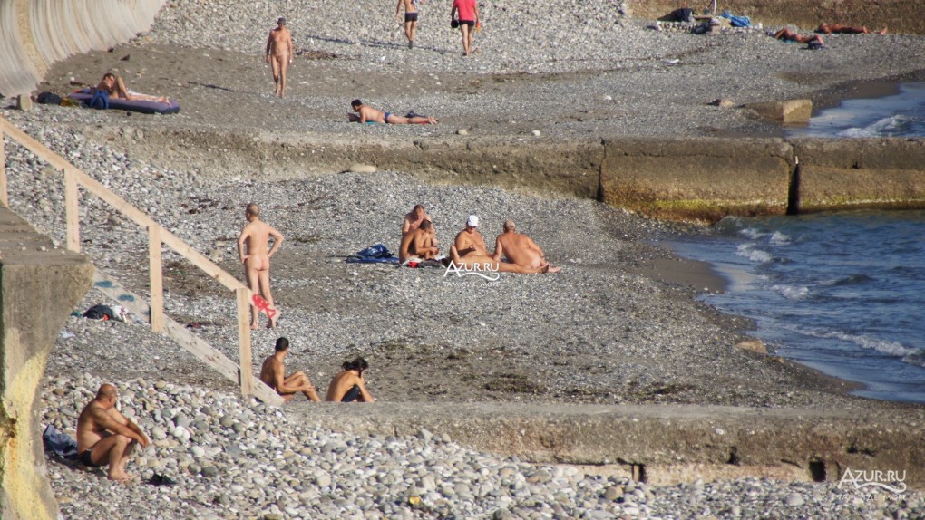 Отдыхаем на море голышом