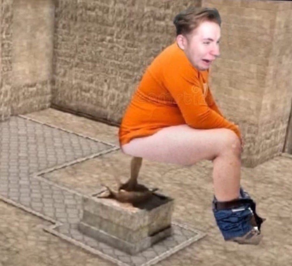 Женщина испражняется