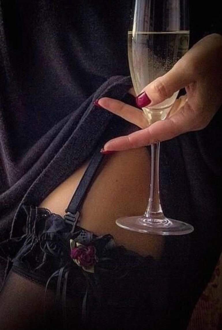 Бокал вина в руке девушки