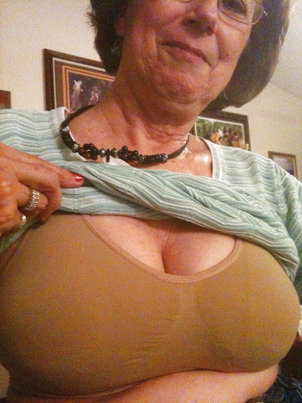 Laura Orsolya в лифчике грудь