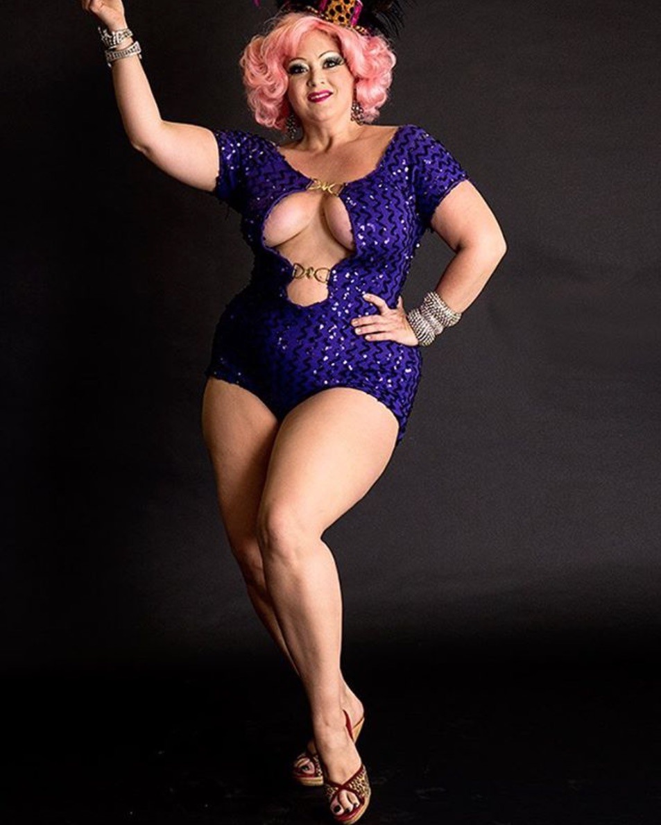 Dirty Martini Burlesque танцовщица