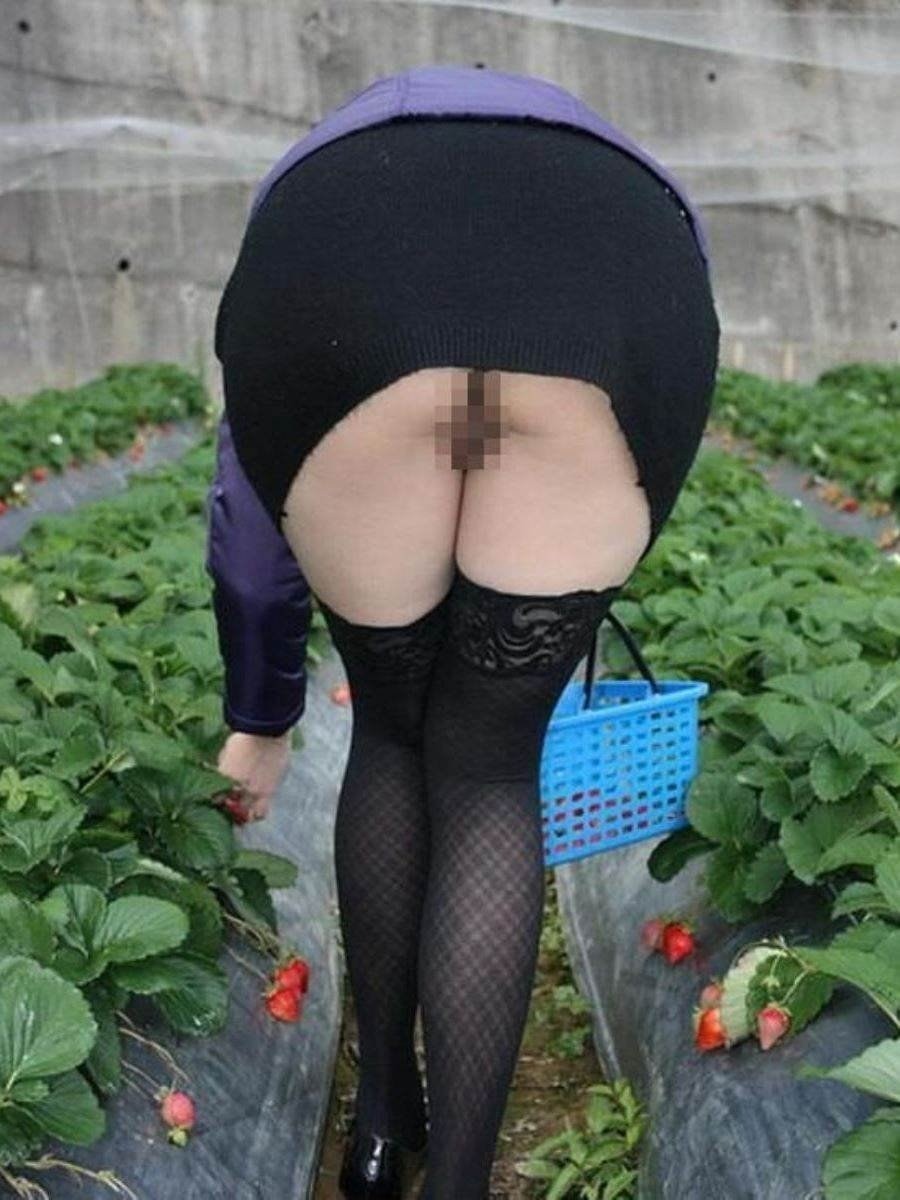 Зрелые на природе задом