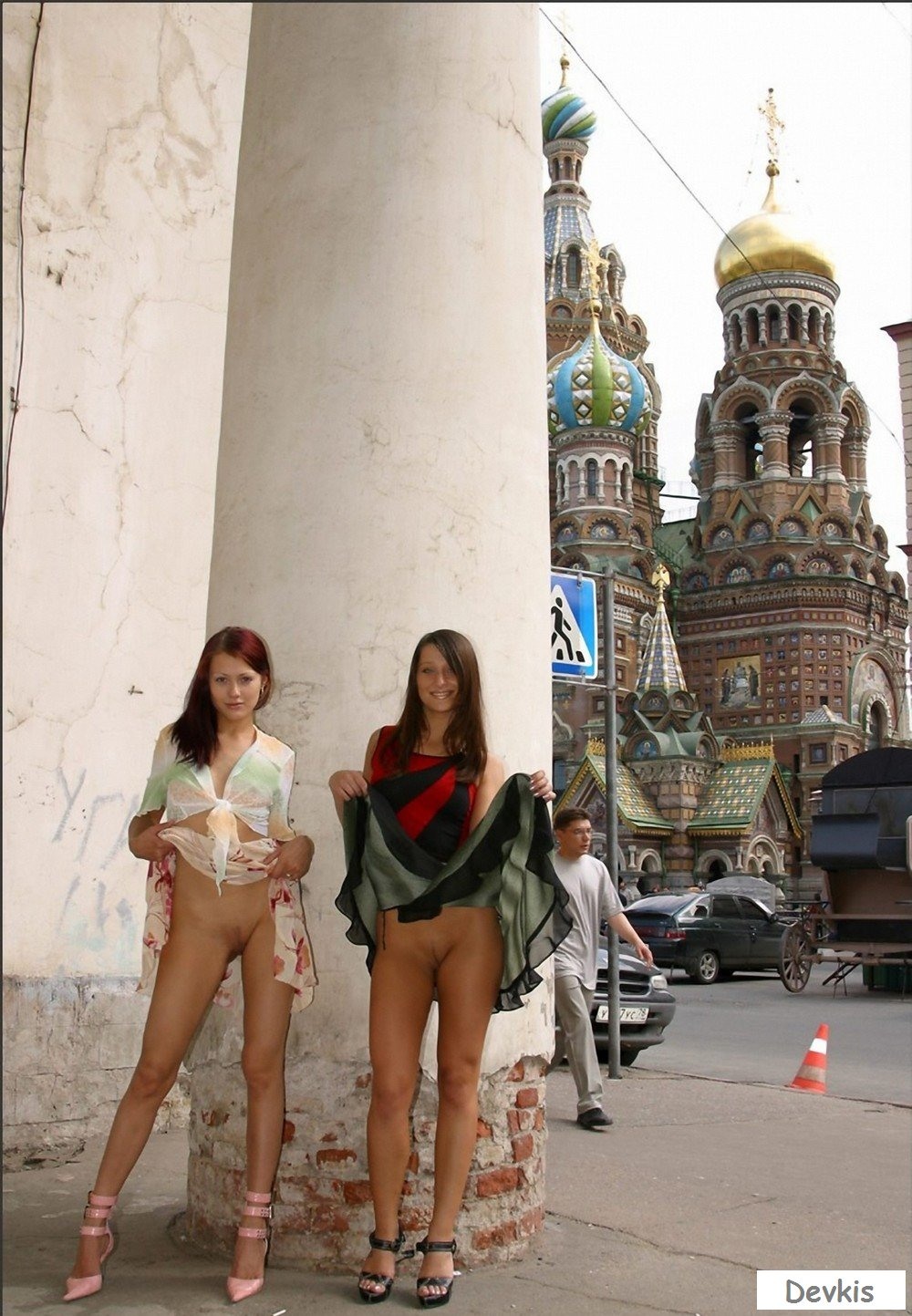 Голые девки на улицах Питера