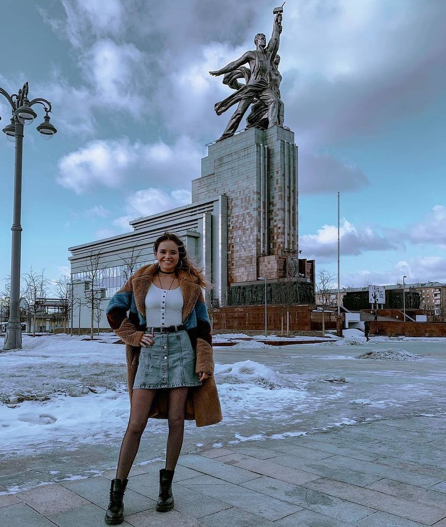 Полина Гренц в юбке