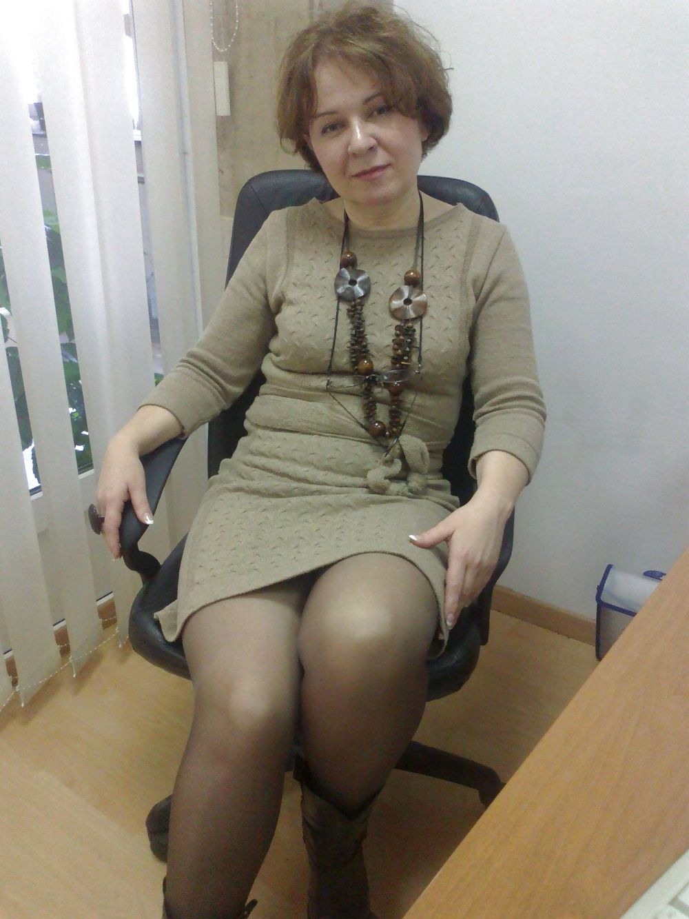 Женщины в возрасте под юбкой