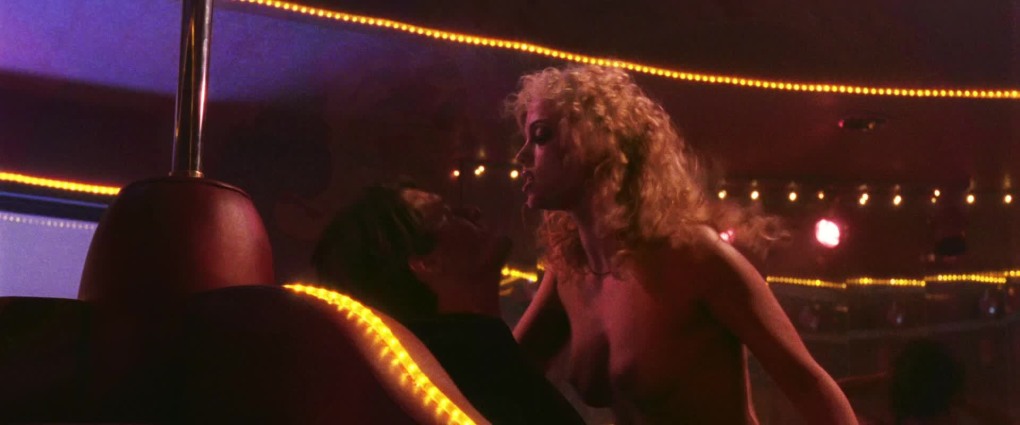 Элизабет Беркли голая в фильме Шоугелз