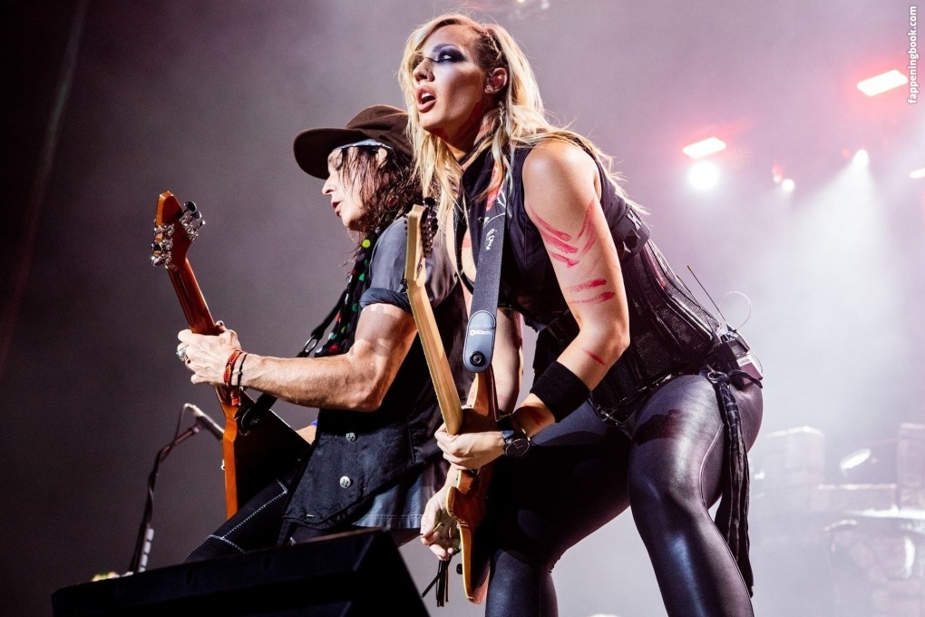 Nita Strauss голая